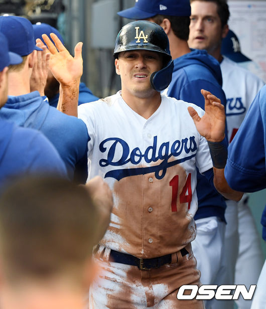 21일 (한국시간) 미국 캘리포니아주 로스앤젤레스 다저 스타디움에서 2019 메이저리그 LA다저스와 샌프란시스코의 경기가 진행됐다.  이날 LA다저스는 훌리오 유리아스를, 샌프란시스코는 매디슨 범가너를 선발투수로 내세웠다.  한편, 범가너는 21일(이하 한국시간) 미국 캘리포니아주 로스앤젤레스 다저 스타디움에서 열린 LA 다저스와의 경기에 선발 등판해 3⅔이닝 10피안타(2피홈런)  1볼넷 1사구 3탈삼진 6실점을 기록하고 강판됐다.  1회말 2사 3루 LA다저스 맥스 먼시의 선취 1타점 적시타 때 3루에 있던 키케 에르난데스가 득점 성공, 더그아웃에서 축하를 받고 있다. / eastsea@osen.co.kr