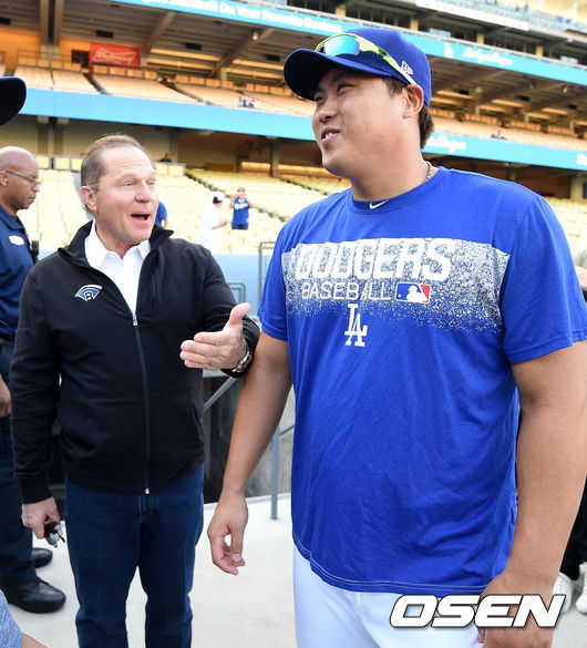 훈련을 마친 다저스 투수 류현진(오른쪽)과 에이전트인 스캇 보라스가 대화를 나누고 있다. /dreamer@osen.co.kr