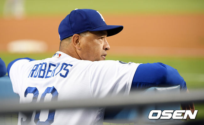 LA 다저스가 홈런 4방에 힘입어 경기를 승리로 이끌었다. 메이저리그에서 가장 먼저 50승 고지를 밟았다.   LA 다저스가 20일(이하 한국시간) 미국 캘리포니아주 로스앤젤레스 다저 스타디움에서 열린 ‘2019 메이저리그’ 샌프란시스코 자이언츠와의 경기에서 9-2로 이틀 연속 대승을 거뒀다. 이로써 다저스는 시즌 50승 25패를 마크했다. 메이저리그 30개 구단 중 가장 먼저 50승에 선착한 팀이 됐다. 반면, 샌프란시스코는 31승41패에 머물렀다.   LA다저스 로버츠 감독이 경기를 지켜보고 있다. / eastsea@osen.co.kr