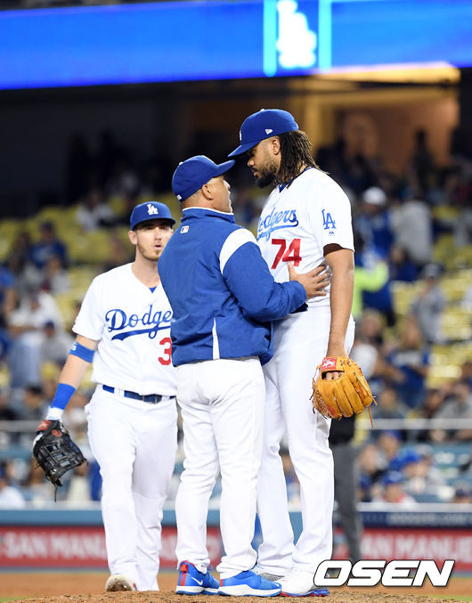LA 다저스가 샌프란시스코 에이스 메디슨 범가너를 무너뜨리며 3연승 행진을 달렸다.  다저스는 21일(이하 한국시간) 미국 캘리포니아주 로스앤젤레스 다저 스타디움에서 열린 ‘2019 메이저리그’ 샌프란시스코 자이언츠와의 경기에서 9-8로 진땀승을 거뒀다. 이로써 다저스는 3연승을 달리며 샌프란시스코 4연전을 3승1패로 마감했다. 시즌 51승25패. 반면, 샌프란시스코는 3연패로 31승42패에 머물렀다.  9회초 무사 1,2루 위기상황 등판한 LA다저스 켄리 잰슨이 연속실점 허용하며 로버츠 감독과 마운드에서 이야기 나누고 있다. / eastsea@osen.co.kr