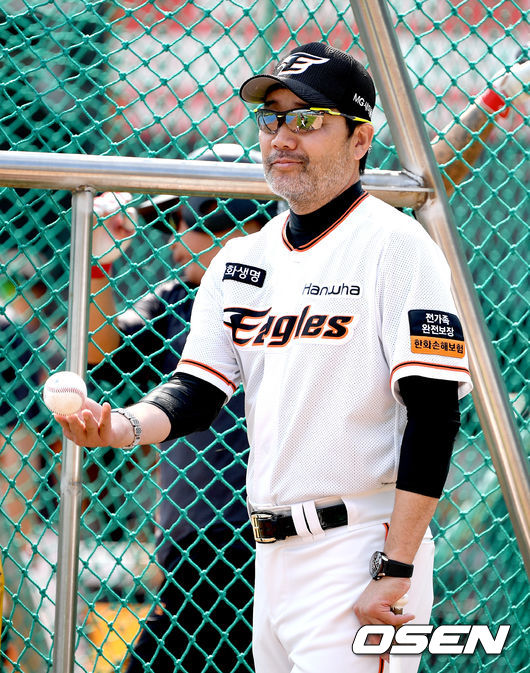 한화 한용덕 감독이 펑고 볼을 건네고 있다. /dreamer@osen.co.kr