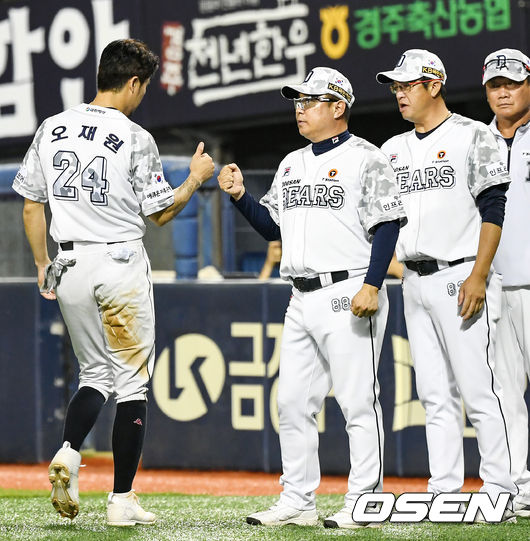 경기에서 승리한 두산 선수들이 오재원이 김태형 감독과 하이파이브를 하고 있다. /pjmpp@osen.co.kr