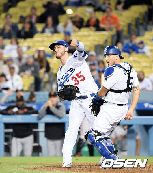 LA 다저스가 샌프란시스코 에이스 메디슨 범가너를 무너뜨리며 3연승 행진을 달렸다.  다저스는 21일(이하 한국시간) 미국 캘리포니아주 로스앤젤레스 다저 스타디움에서 열린 ‘2019 메이저리그’ 샌프란시스코 자이언츠와의 경기에서 9-8로 진땀승을 거뒀다. 이로써 다저스는 3연승을 달리며 샌프란시스코 4연전을 3승1패로 마감했다. 시즌 51승25패. 반면, 샌프란시스코는 3연패로 31승42패에 머물렀다.  9회초 무사 1,2루 상황 샌프란시스코 오스틴의 희생번트 때 LA다저스 코디 벨린저가 직접 잡아 3루 송구하고 있다. 3루주자 포스 아웃되며 상황 1사 1,2루. / eastsea@osen.co.kr