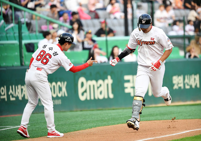 1회말 1사 SK 한동민이 솔로포를 날린 뒤 정수성 코치와 세리머니를 하고 있다. /pjmpp@osen.co.kr