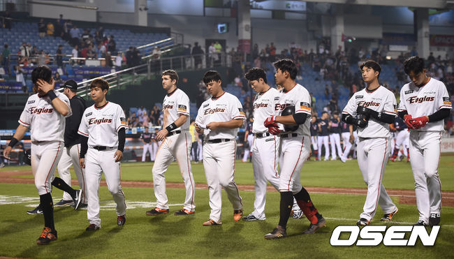 한화 선수들이 경기 종료 후 그라운드를 나서고 있다./youngrae@osen.co.kr
