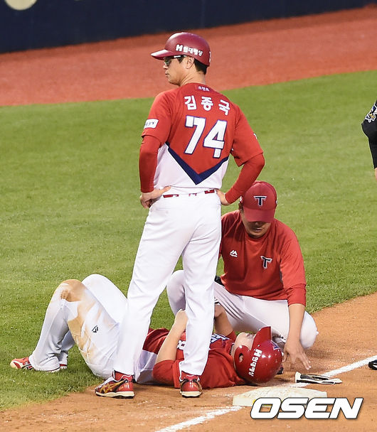 4회초 1사 2루 KIA 최형우 타석, 3루에 파고들던 2루주자 안치홍이 손가락 부상을 당하며 고통을 호소하고 있다.  / soul1014@osen.co.kr