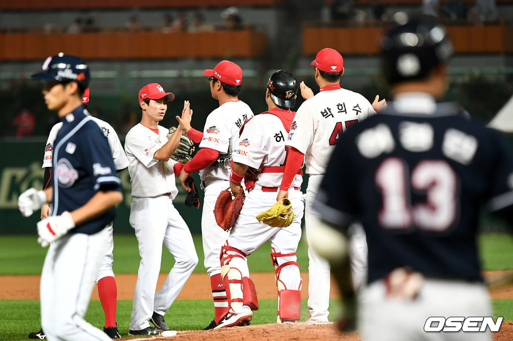 경기에서 승리한 SK 선수들이 승리의 기쁨을 함께하고 있다. /pjmpp@osen.co.kr