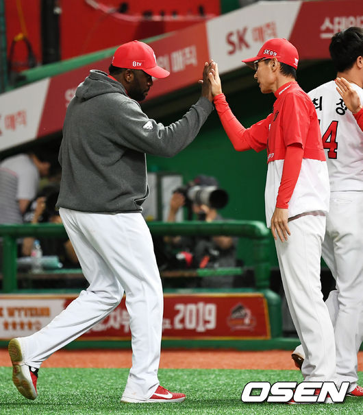 경기에서 승리한 SK 소사와 염경엽 감독이 하이파이브를 하고 있다. /pjmpp@osen.co.kr