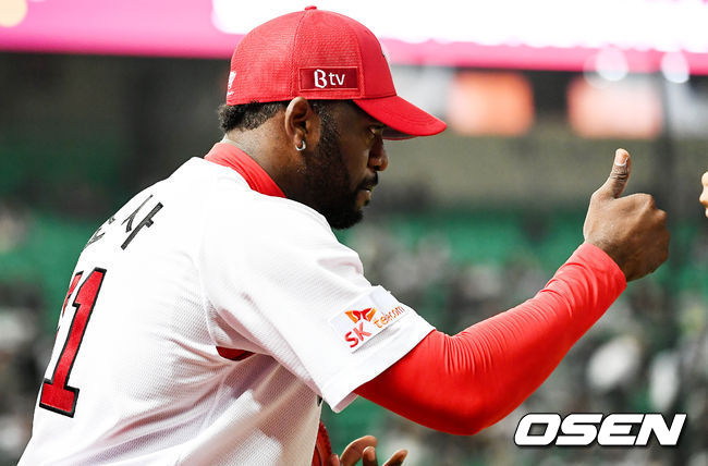 21일 오후 인천 SK행복드림구장에서 '2019 신한은행 MY CAR KBO리그' SK 와이번스와 두산 베어스의 경기가 열렸다.7회초 SK 선발투수 소사가 이닝을 마친 뒤 선수들을 격려하고 있다. /pjmpp@osen.co.kr