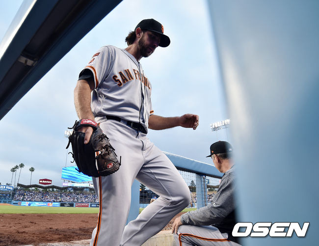 샌프란시스코 선발투수 매디슨 범가너가 더그아웃으로 향하고 있다. / eastsea@osen.co.kr