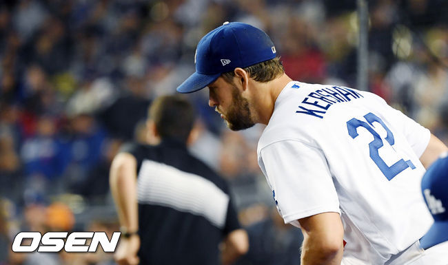 커쇼가 6회초 이닝을 위해 더그아웃을 나서고 있다. / eastsea@osen.co.kr