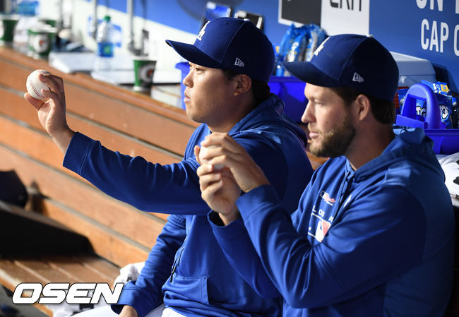 LA 다저스가 다시 한 번 타선이 침묵하면서 패했다.  다저스는 18일(이하 한국시간) 미국 캘리포니아주 로스앤젤레스 다저 스타디움에서 열린 메이저리그 샌프란시스코 자이언츠와의 경기에서 2-3으로 패했다. 이로써 다저스는 48승25패에 머물렀다. 반면, 샌프란시스코는 31승39패를 마크했다.   류현진이 커쇼와 함께 더그아웃에 앉아 그립을 쥐어보며 끊임없이 마인드컨트롤 하고 있다. / eatsea@osen.co.kr