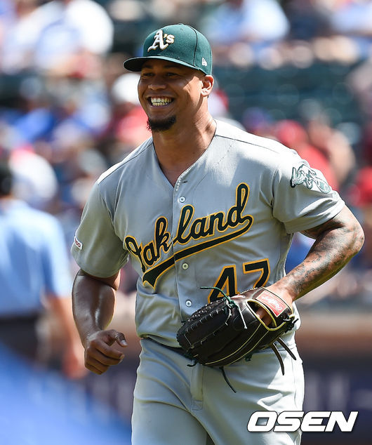 10일(한국시간) 미국 텍사스주 알링턴 글로브 라이브 파크에서 '2019 메이저리그(MLB)’ 텍사스 레인저스와 오클랜드 애슬레틱스의 경기가 펼쳐졌다.3회말 이닝종료 후 위기를 넘긴 오클랜드 선발투수 프랭키 몬타스가 미소 지으며 더그아웃으로 가고 있다 . / soul1014@osen.co.kr