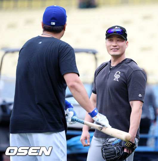 22일 (한국시간) 미국 캘리포니아주 로스앤젤레스 다저 스타디움에서 열릴 예정인 2019 메이저리그 LA다저스와 콜로라도 로키스의 경기에 앞서 그라운드 훈련이 진행됐다. 이날 LA다저스는 선발투수로 워커 뷸러를, 콜로라도 로키스는 저먼 마르케스를 내세웠다. 한편, 류현진은 23일 오전 8시 15분(한국 시간)에 열리는 콜로라도 로키스와의 홈경기에 선발 등판 할 예정이다.  오승환이 류현진을 바라보며 미소를 짓고 있다. / eastsea@osen.co.kr