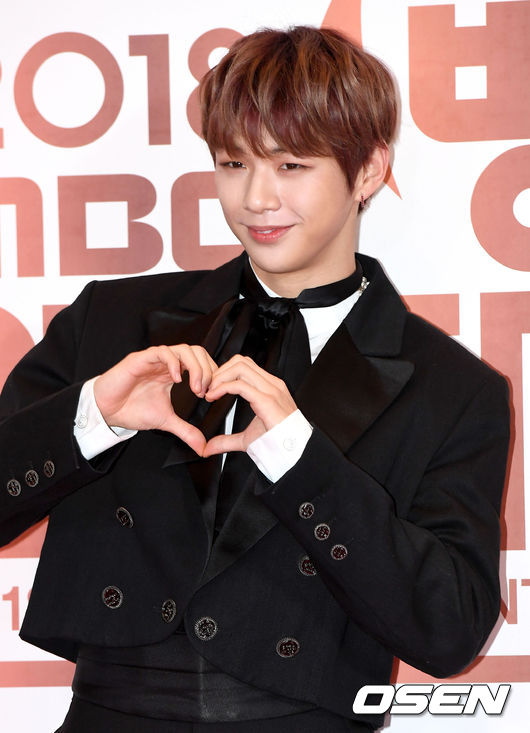 워너원 강다니엘이 29일 오후 서울 상암동 MBC에서 열린 '2018 MBC 방송연예대상' 레드카펫 행사에 참석해 포토타임을 하고 있다. /dreamer@osen.co.kr