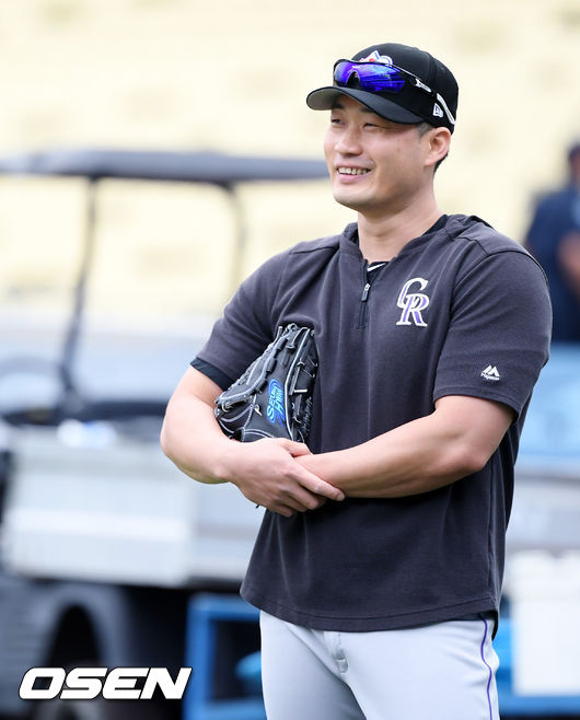 22일 (한국시간) 미국 캘리포니아주 로스앤젤레스 다저 스타디움에서 열릴 예정인 2019 메이저리그 LA다저스와 콜로라도 로키스의 경기에 앞서 그라운드 훈련이 진행됐다. 이날 LA다저스는 선발투수로 워커 뷸러를, 콜로라도 로키스는 저먼 마르케스를 내세웠다. 한편, 류현진은 23일 오전 8시 15분(한국 시간)에 열리는 콜로라도 로키스와의 홈경기에 선발 등판 할 예정이다. 오승환의 복근 염좌 부상 사실은 지난 11일 알려졌다. 콜로라도 구단은 그의 부상자 명단 등재를 8일 자로 소급 적용. MLB.com은 “오승환이 부상 이후 처음으로 피칭 훈련을 할 시기가 가까워 지고 있다”며 “이번 주 애리조나 원정에 팀과 동행했다”고 전했다. 오승환이 류현진의 배팅훈련을 지켜보며 미소를 짓고 있다. / eastsea@osen.co.kr