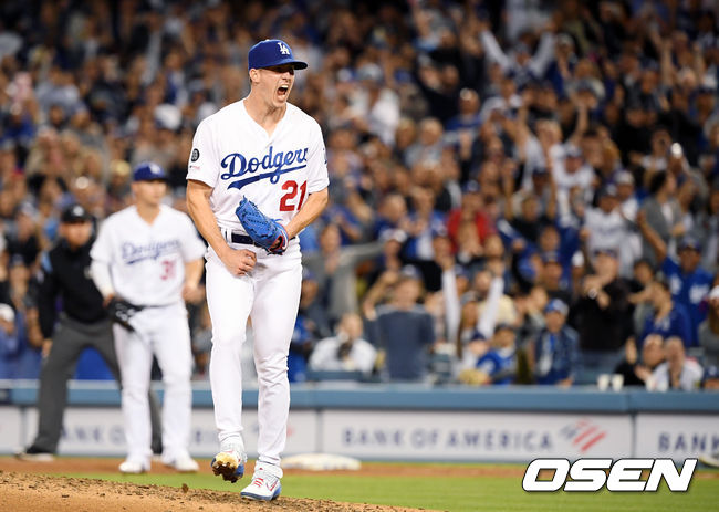 LA 다저스가 선발 워커 뷸러의 역투와 맷 비티의 끝내기 투런포롤 짜릿한 4연승을 달렸다. 다저스는 22일(이하 한국시간) 미국 캘리포니아주 로스앤젤레스 다저 스타디움에서 열린 ‘2019 메이저리그’ 콜로라도 로키스와의 경기에서 4-2로 짜릿한 끝내기 승리를 거뒀다. 9회초 2사 1루 상황 LA다저스 선발투수 워커 뷸러가 콜로라도 아레나도 상대 삼진아웃 잡아내며 포효하고 있다. 뷸러는 오늘 삼진아웃 16개를 잡아냈다. / eastsea@osen.co.kr