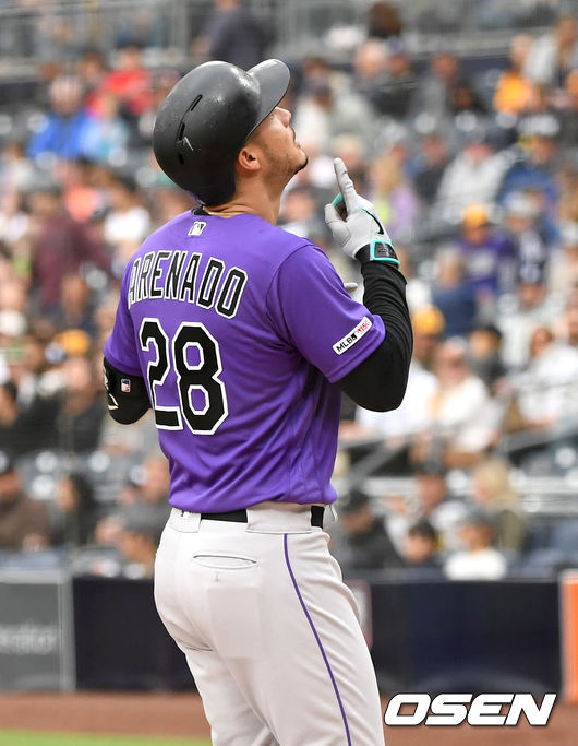 17일(한국시간) 미국 캘리포니아주 샌디에이고 팻코파크에서 ‘2019 메이저리그’ 샌디에이고 파드리스와 콜로라도 로키스의 경기가 열렸다.  1회초 1사 1루 상황 콜로라도 놀란 아레나도가 선제 중월 투런포를 날리고 홈을 밟으며 기뻐하고 있다. /dreamer@osen.co.kr
