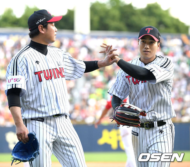 3회초 2사 2, 3루 상황 LG 중견수 이천웅이 KIA 김선빈의 타구를 점프해 잡아낸 뒤 더그아웃으로 향하며 선발 류제국과 인사하고 있다. /dreamer@osen.co.kr