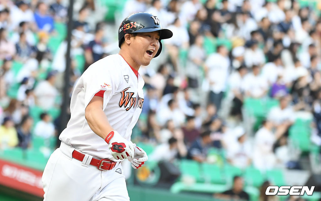 5회말 2사 2루 SK 최정이 투런 홈런을 때린 뒤 베이스를 돌고 있다. /youngrae@osen.co.kr