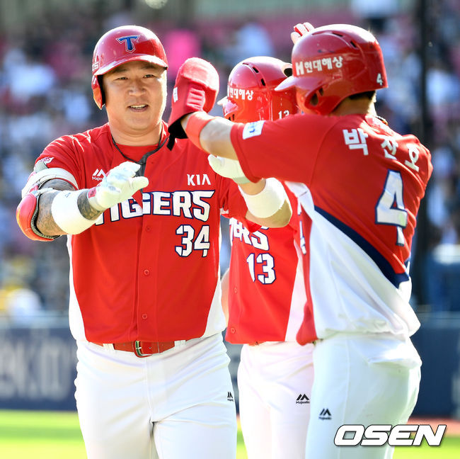 1회초 1사 2루 상황 KIA 최형우가 달아나는 우월 투런포를 날리고 홈을 밟은 뒤 박찬호와 인사를 나누고 있다. /dreamer@osen.co.kr