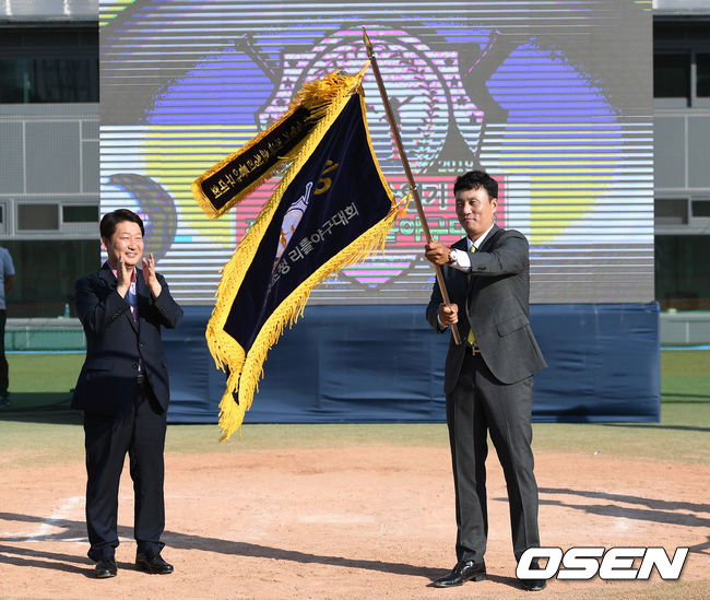 22일 오후 대구시민야구장에서 ‘제1회 이승엽기 전국초청 리틀야구대회’ 개막식이 열렸다.‘제1회 이승엽기 전국초청 리틀야구대회’는 22일부터 5일 동안 대구 시민야구장 등 4개 구장에서 막이 오른다. 전국 56개팀이 참가하는 이번대회는 대구시민야구장(개막식), 강변리틀1구장(결승전), 강변리틀2구장, 북구강변리틀야구장에서 열린다.이승엽 이사장이 우승기를 흔들고 있다. /sunday@osen.co.kr