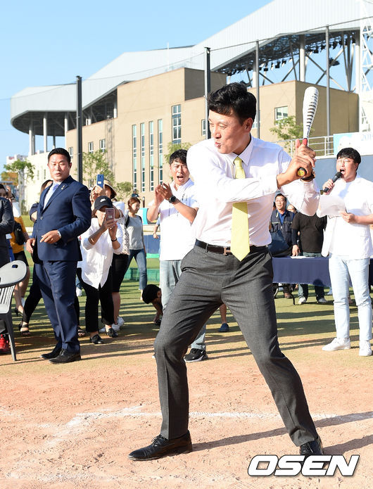 22일 오후 대구시민야구장에서 ‘제1회 이승엽기 전국초청 리틀야구대회’ 개막식이 열렸다.‘제1회 이승엽기 전국초청 리틀야구대회’는 22일부터 5일 동안 대구 시민야구장 등 4개 구장에서 막이 오른다. 전국 56개팀이 참가하는 이번대회는 대구시민야구장(개막식), 강변리틀1구장(결승전), 강변리틀2구장, 북구강변리틀야구장에서 열린다.이승엽 이사장이 시타를 하고 있다. /sunday@osen.co.kr