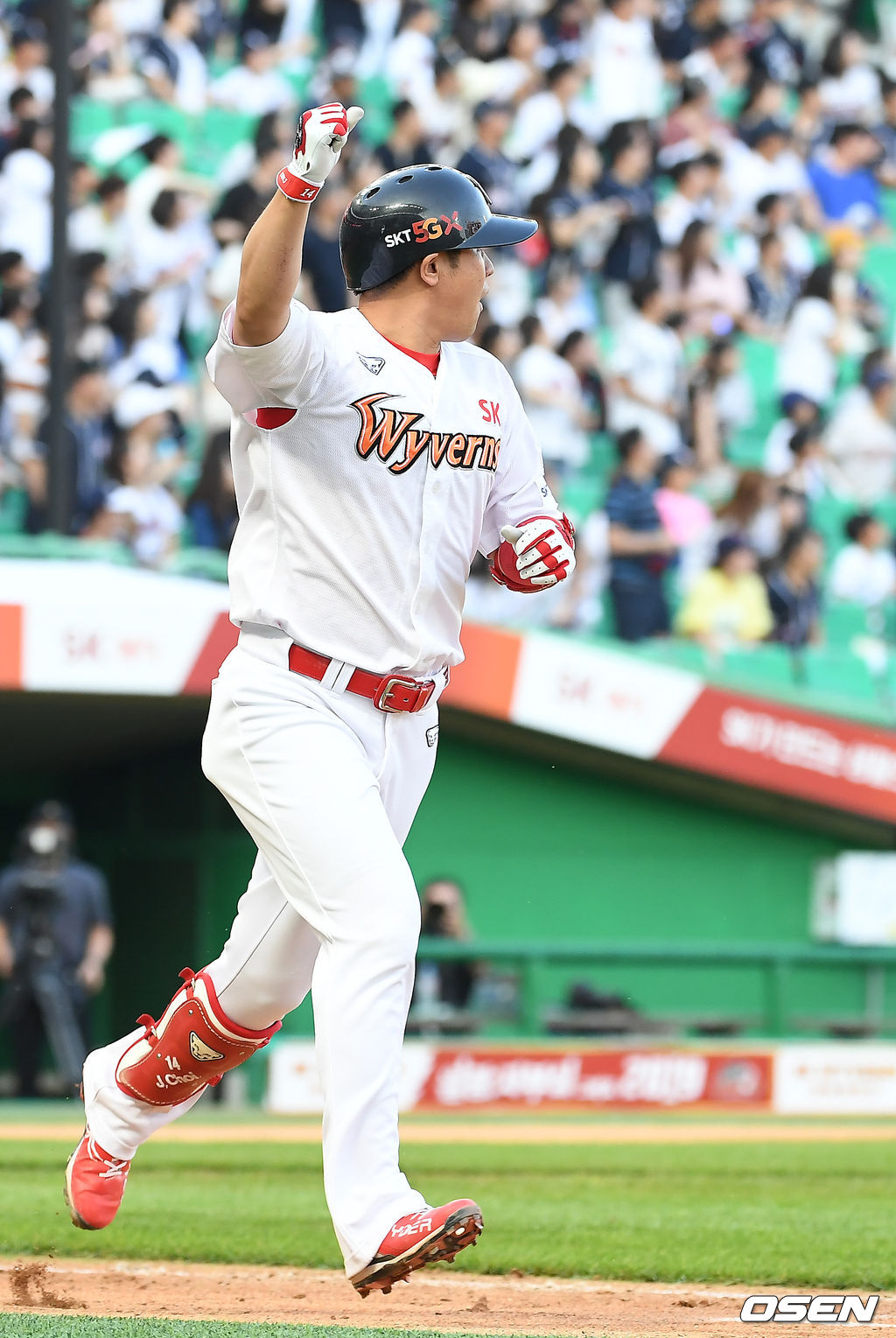 5회말 2사 2루 SK 최정이 투런 홈런을 때린 뒤 베이스를 돌고 있다. /youngrae@osen.co.kr