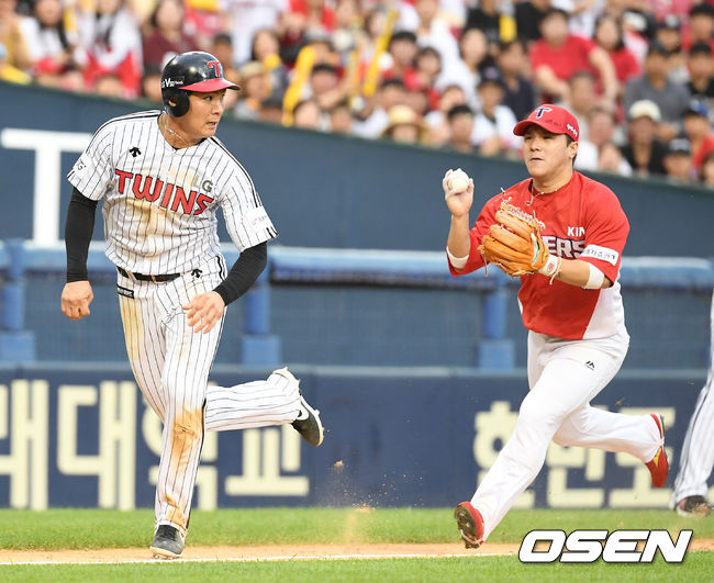22일 오후 서울 잠실야구장에서 ‘2019 신한은행 MY CAR KBO리그’ LG 트윈스와 KIA 타이거즈의 경기가 열렸다.7회말 1사 3루 상황 LG 유강남의 내야 땅볼 때 주자 오지환이 런다운에 걸려 KIA 유격수 김선빈의 태그를 피해 뛰고 있다. /dreamer@osen.co.kr