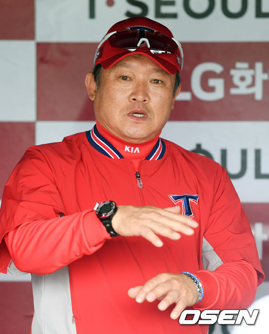 경기에 앞서 KIA 박흥식 감독대행이 인터뷰를 하고 있다. /soul1014@osen.co.kr