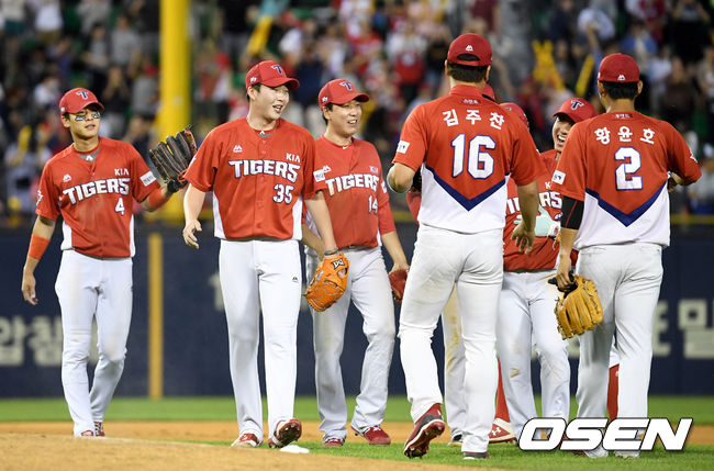 승리를 거둔 KIA 선수들이 인사를 나누고 있다. /dreamer@osen.co.kr