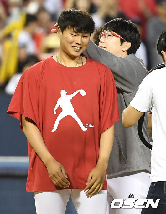 KIA 승리투수 차명진과 양현종이 인사를 나누고 있다. /dreamer@osen.co.kr