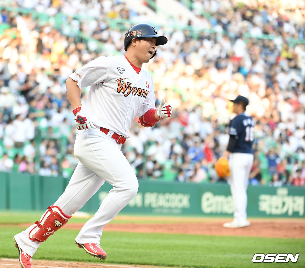 5회말 2사 2루 SK 최정이 투런 홈런을 때린 뒤 베이스를 돌고 있다. /youngrae@osen.co.kr
