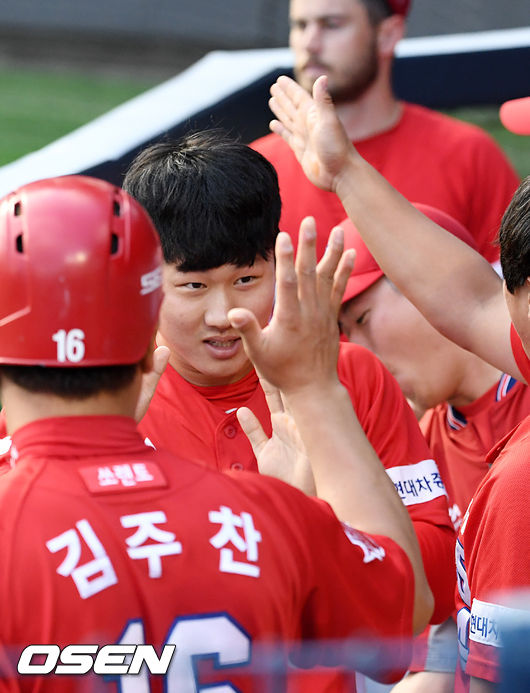 6회초 1사 주자 만루 KIA 한승택의 중견수 플라이때 홈을 밟은 KIA 최원준이 홈을 밟고 있다. /rumi@osen.co.kr