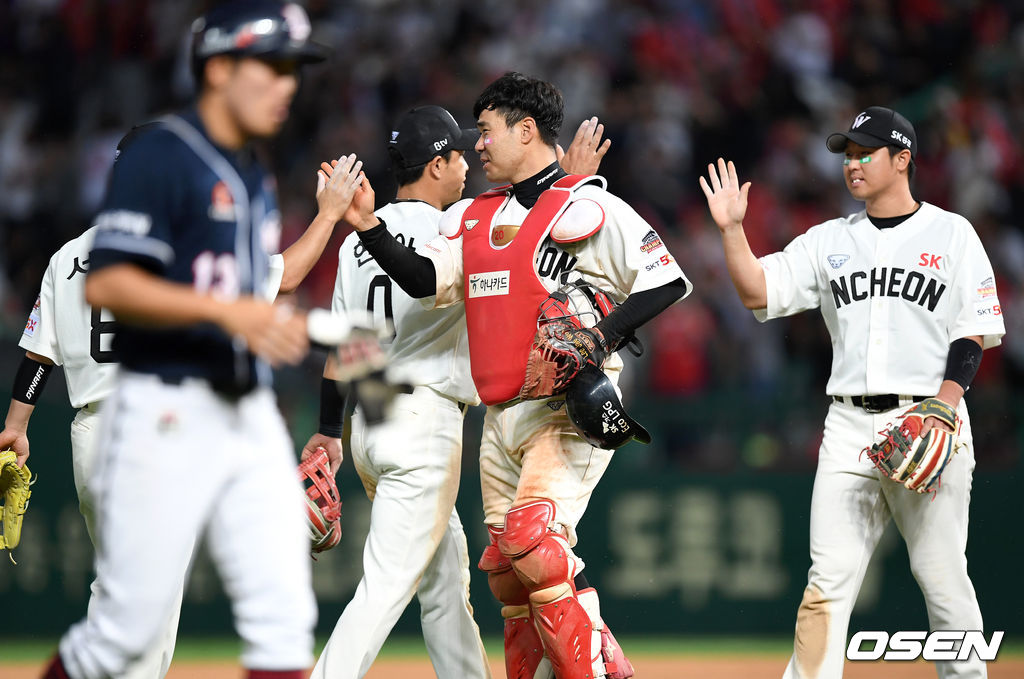 경기 종료 후 SK 선수들이 승리의 기쁨을 나누고 있다. / sunday@osen.co.kr