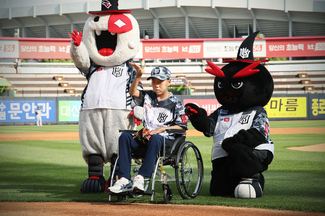 [사진] 시구하는 하석현 군 / KT 위즈 제공