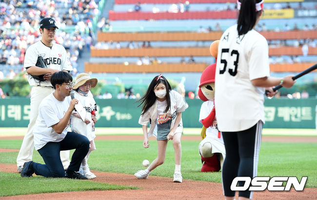 23일 오후 인천 SK행복드림구장에서 ‘2019년 신한은행 마이카 KBO리그’ SK 와이번스와 두산 베어스의 경기가 열렸다.  경기에 앞서 환아 예지, 서진, 현아가 시구 및 시타를 하고 있다. / sunday@osen.co.kr