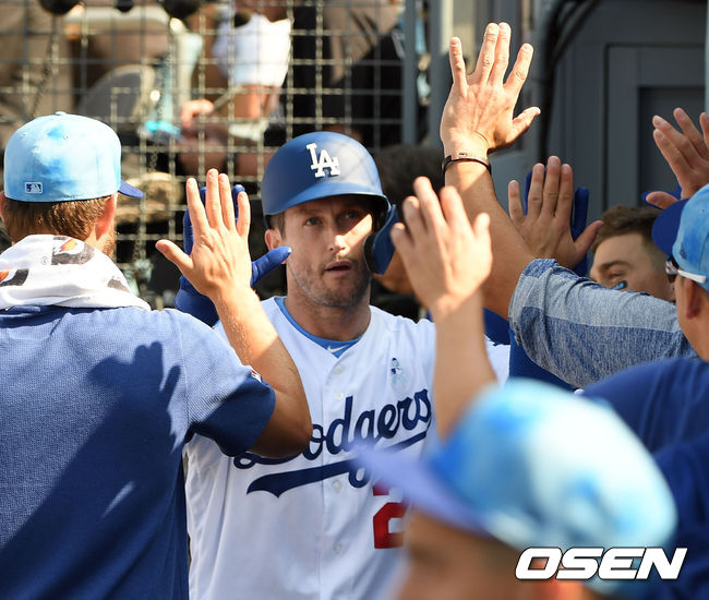 17일 (한국시간) 미국 캘리포니아주 로스앤젤레스 다저스타디움에서 2019 메이저리그 LA다저스와 시카고컵스의 경기가 열렸다.  1회말 먼시의 밀어내기 볼넷으로 프리즈가 득점, 동료들의 환영을 받고 있다. / eastsea@osen.co.kr