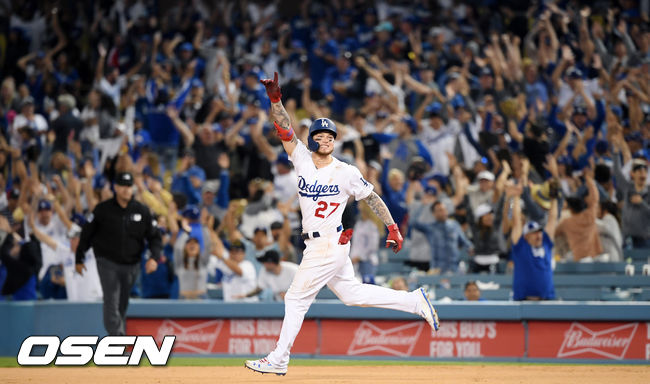 LA 다저스가 이틀 연속 끝내기 승리를 거뒀다. 23일(이하 한국시간) 콜로라도전 연장 11회말 1사 상황 끝내기 솔로홈런을 쏘아올린 LA다저스 알렉스 버두고가 환호하며 그라운드를 돌고 있다. / eastsea@osen.co.kr