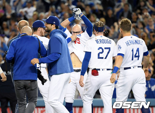 LA 다저스 맷 비티가 22일(이하 한국시간) 콜로라도전 9회말 2사 1루 상황 끝내기 투런홈런을 쏘아올린 뒤 팀원들에게 격렬한 축하를 받고 있다. / eastsea@osen.co.kr