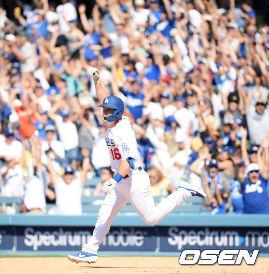 LA 다저스가 3일 연속 신인의 끝내기로 파죽의 6연승 행진을 달렸다. 9회말 2사 1,2루 LA다저스 윌 스미스가 끝내기 스리런홈런을 쏘아올린 후 포효하고 있다. / eastsea@osen.co.kr
