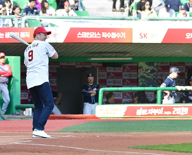 시구시타 행사에 참여하고 있는 도미닉 시뇨라 르노삼성자동차 대표이사.