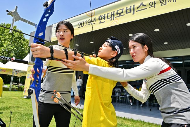 네덜란드 세계선수권에서 우승한 강채영(왼쪽)과 컴파운드 국가대표 소채원이 초등학생을 지도하고 있다.  
