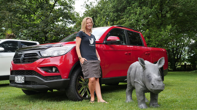 무쏘 브랜드 홍보대사인 뉴질랜드 동물보호단체 세이빙 더 와일드(Saving the Wild) 설립자이자 코뿔소 환경운동가 제이미 조셉(Jamie Joseph)이 전시된 무쏘에서 포즈를 취하고 있다.