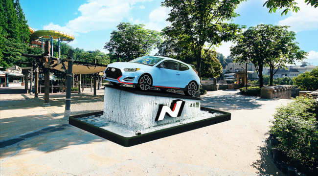 벨로스터 N의 실제 차량을 여름철 분위기에 맞게 분수 형태의 조형물로 제작한 '벨로스터 N 전시존'.