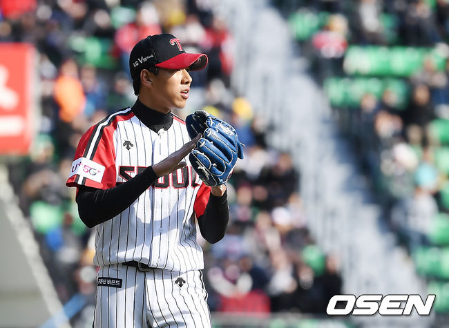 7회초 LG 정우영이 호수비를 선보인 오지환에게 박수를 보내고 있다. / youngrae@osen.co.kr