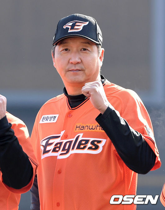 한화 정민태 코치가 기념촬영을 하고 있다./sunday@osen.co.kr