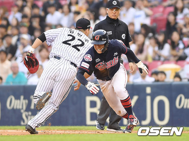 3회초 1사 1루 롯데 오윤석이 1루 송구 실책을 틈타 2루까지 진루하고 있다. /youngrae@osen.co.kr