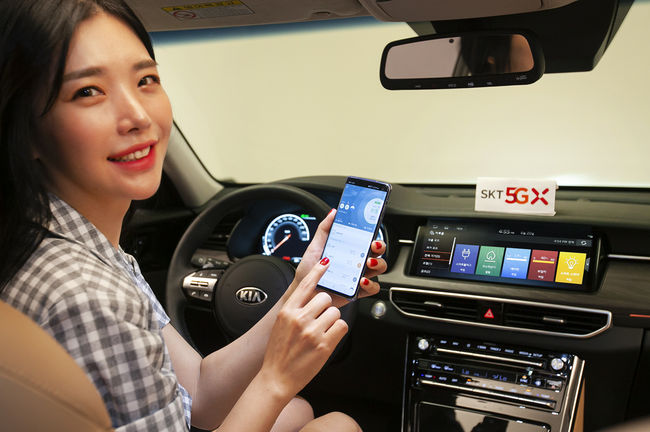 SK텔레콤은 기아자동차 K7 프리미어 모델에 자동차에서 홈IoT 기기를 원격 제어하는 카투홈 서비스와 집이나 사무실에서 자동차의 기능을 제어하는 홈투카 서비스를 탑재했다고 24일 밝혔다. /SK텔레콤 제공.