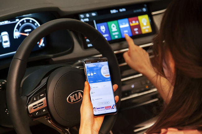 SK텔레콤은 기아자동차 K7 프리미어 모델에 자동차에서 홈IoT 기기를 원격 제어하는 카투홈 서비스와 집이나 사무실에서 자동차의 기능을 제어하는 홈투카 서비스를 탑재했다고 24일 밝혔다. /SK텔레콤 제공.